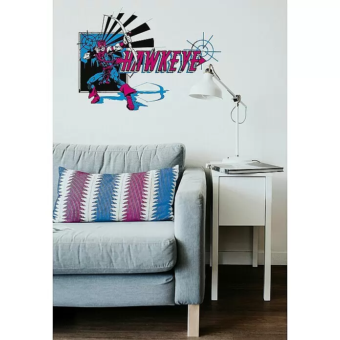 Komar Marvel Wandtattoo Hawkeye Comic Classic - Bunt, 50 x 70 cm, 1 -tlg. - Ein farbenfrohes Hawkeye-Wandtattoo in Lila, Blau und Schwarz, das die Figur mit Bogen und Pfeil zeigt, über einem grauen Sofa.