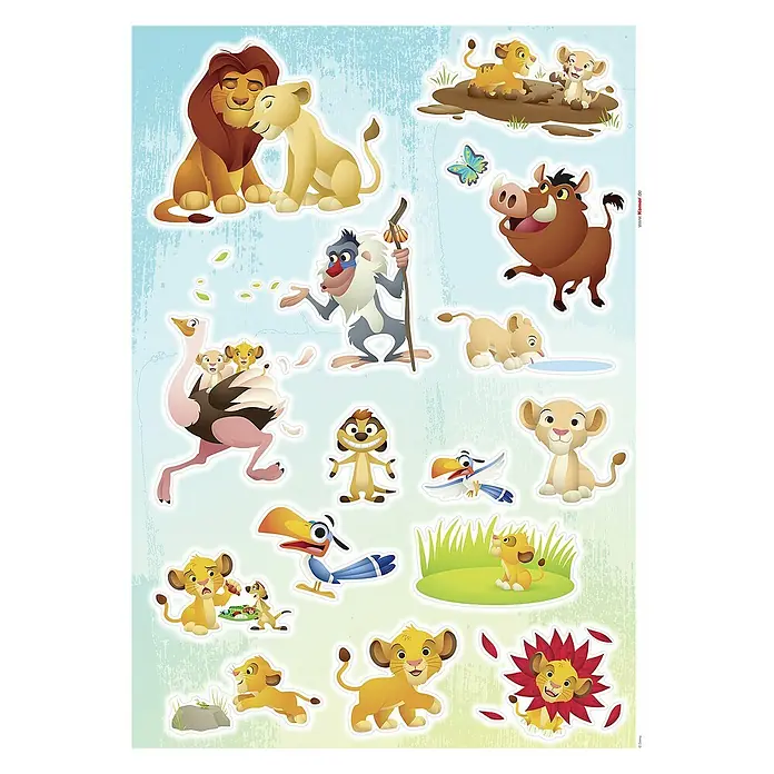 Komar Wandtattoo Disney Lion King Wildlife - Bunt, 50 x 70 cm, 27 -tlg. - Aufkleberbogen mit verschiedenen Illustrationen von Charakteren aus Der König der Löwen, darunter Simba, Nala, Timon, Pumbaa und Rafiki.