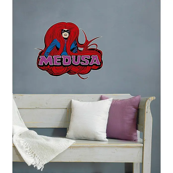 Komar Marvel Wandtattoo Medusa - Gelb, Braun, Schwarz, 50 x 70 cm, 1 -tlg. - Wandtattoo Medusa mit roten Haaren und dem Schriftzug "Medusa", perfekt für Comic-Fans, auf einer grauen Wand über einer Bank.