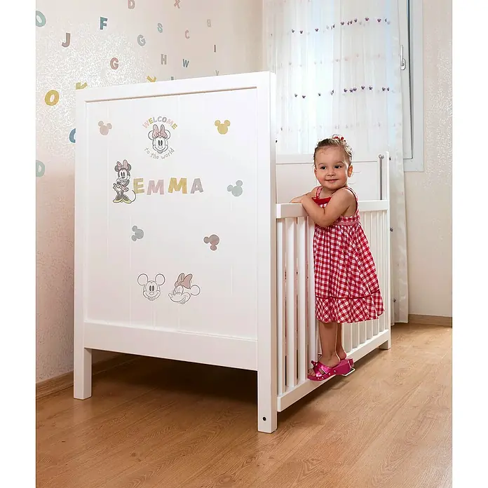 Komar Wandtattoo Mickey Mouse Alphabet - Rot, Schwarz, 50 x 70 cm, 56 -tlg. - Ein weißes Kinderbett mit Minnie Mouse-Motiven im Kinderzimmer, ein süßes und stilvolles Möbelstück.