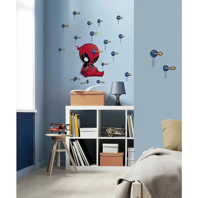 Komar Marvel Wandtattoo Deadpool Shootout - Bunt, 50 x 70 cm, 19 -tlg. - Das stilvolle Kinderzimmer verfügt über eine verspielte Deadpool-Wanddekoration, die über einem weißen Regal mit Büchern und Spielzeug angebracht ist.