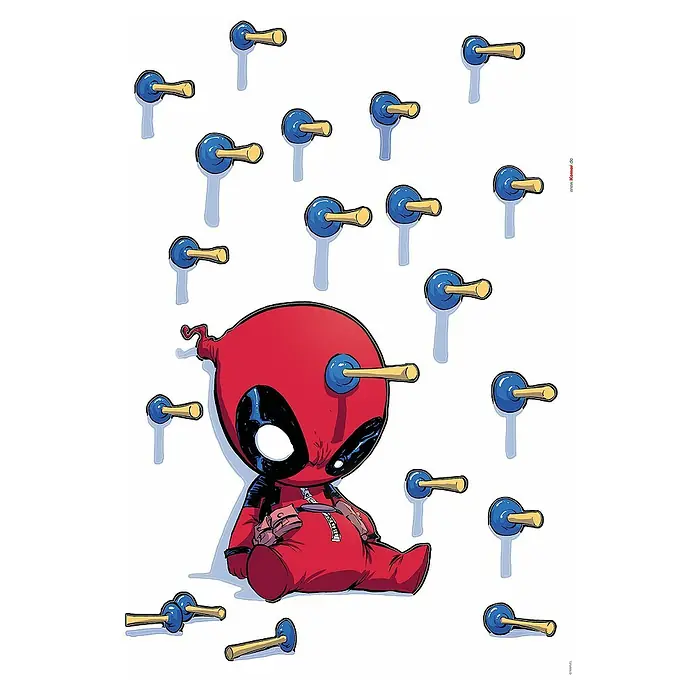 Komar Marvel Wandtattoo Deadpool Shootout - Bunt, 50 x 70 cm, 19 -tlg. - Comic-Illustration von Deadpool als Stoffpuppe, umgeben von blauen Knöpfen mit goldenen Griffen, die angenäht sind und seinen traurigen Ausdruck betonen.