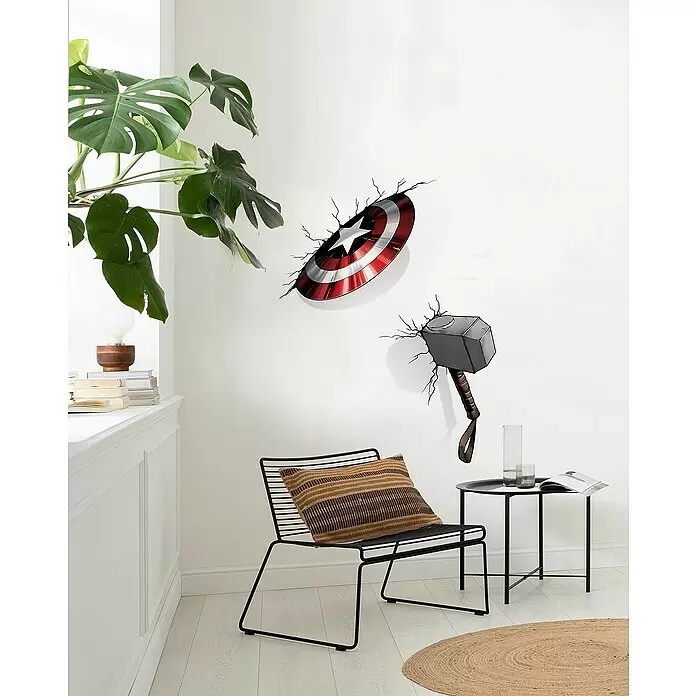 Komar Marvel Wandtattoo Avengers Hammer - Bunt, 70 x 100 cm, 4 -tlg. - Wanddekoration mit Captain Americas Schild und Thors Hammer, die durch eine Wand brechen.