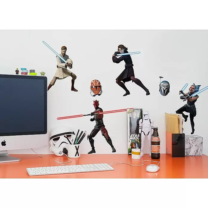 Komar Star Wars Wandtattoo Clone Wars Showdown - Bunt, 70 x 100 cm, 6 -tlg. - Star Wars Charakter- und Helm-Wandtattoos schmücken eine Wand über einem Schreibtisch.