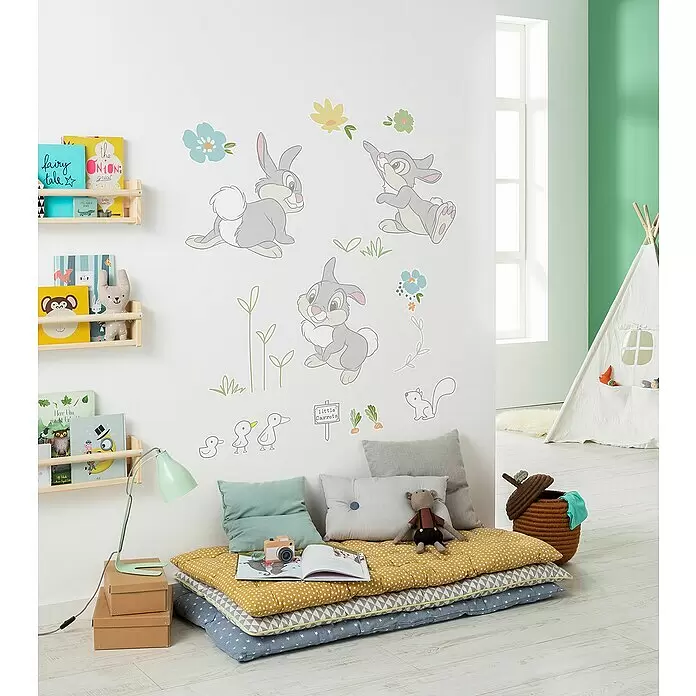 Komar Wandtattoo Disney Thumper In The Garden - Schwarz, Rot, Gelb, 50 x 70 cm, 13 -tlg. - Verspielte Wandsticker von Klopfer und Freunden schmücken eine Leseecke mit Bodenkissen im Kinderzimmer.