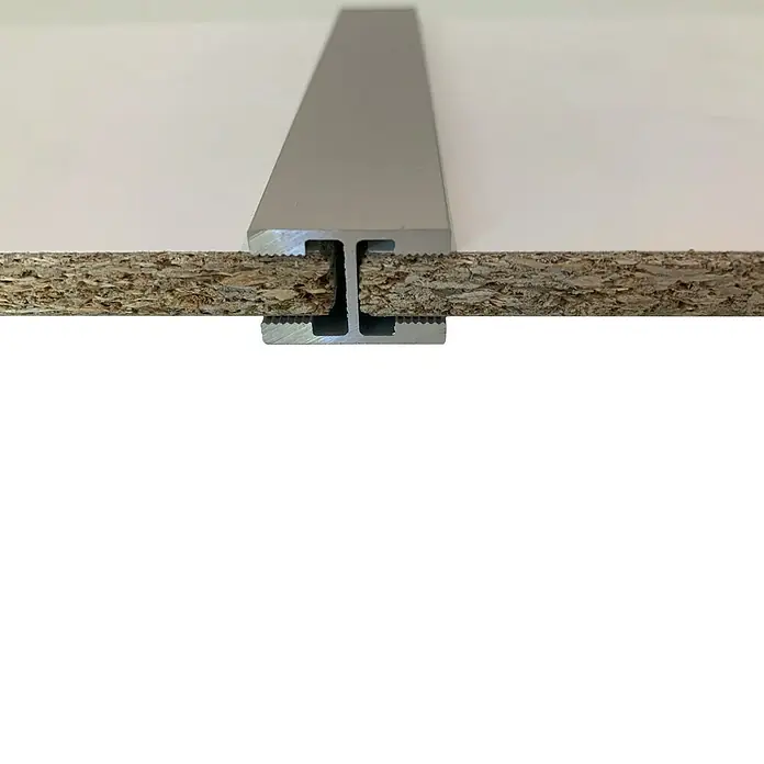 Room Plaza Easy H-Profil - Passend für: Room Plaza Easy Schiebetür-Bau-Sets, Silber - Detailaufnahme eines T-Profil-Verbinders aus Aluminium, der zwei Holzplatten sicher miteinander verbindet. Ideal für Möbelbau und Innenausbau.