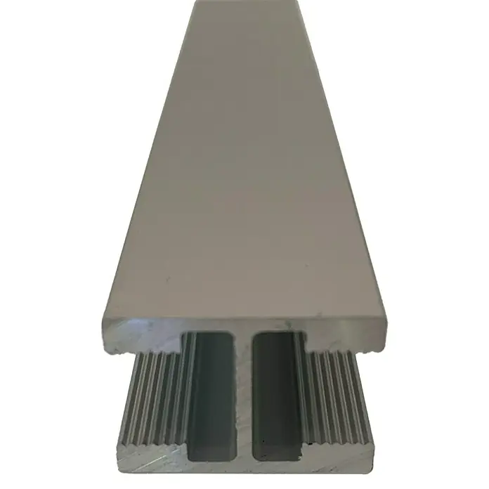 Room Plaza Easy H-Profil - Passend für: Room Plaza Easy Schiebetür-Bau-Sets, Silber - Nahaufnahme eines Aluminiumprofils mit T-Nut, das für verschiedene Konstruktionsanwendungen geeignet ist.
