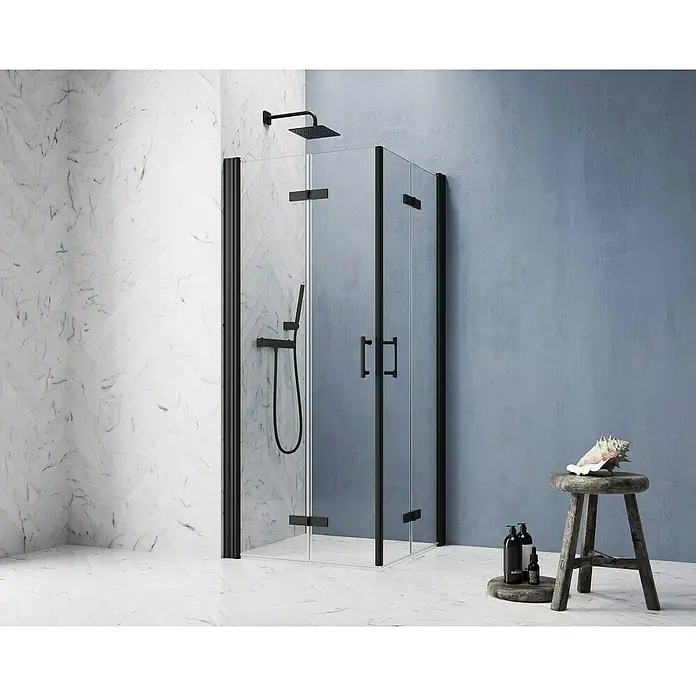 GEO Hit Pro Eckdusche B-PE400L x B x H: 90 x 90 x 202,2 cm, Beschichtet, Stärke: 6 mm, Schwarz - Ein moderner Duschbereich mit einer eleganten, rahmenlosen Duschkabine und mattschwarzen Beschlägen, die das minimalistische Design betonen.