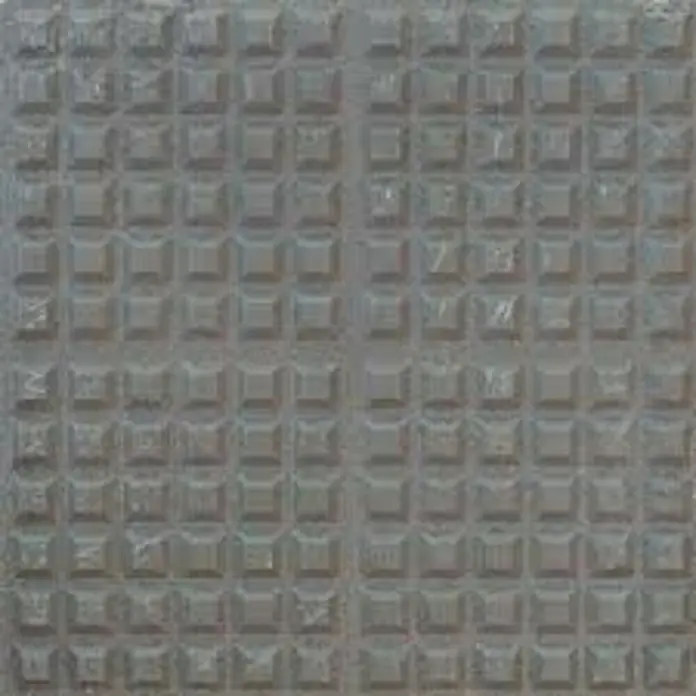 BHS Madrid Loseta de exterior Punta Diamante - Gris claro, Granito - Primer plano de una losa de pavimento de hormigón cuadrada con un patrón de tacos cuadrados, que ofrece una superficie texturizada.