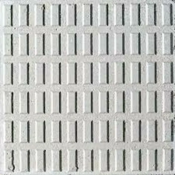 BHS Madrid Loseta de exterior Panot - Blanco, Granito - Primer plano de una losa de pavimento de hormigón gris con un patrón de rectángulos y ranuras estrechas, ideal para paseos y espacios exteriores.