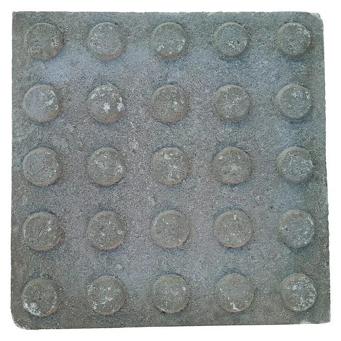 BHS Madrid Loseta de exterior Botones - Gris, Granito - Imagen de una baldosa táctil con puntos en relieve, usada para guiar a personas con discapacidad visual. El color gris y la textura son claros.