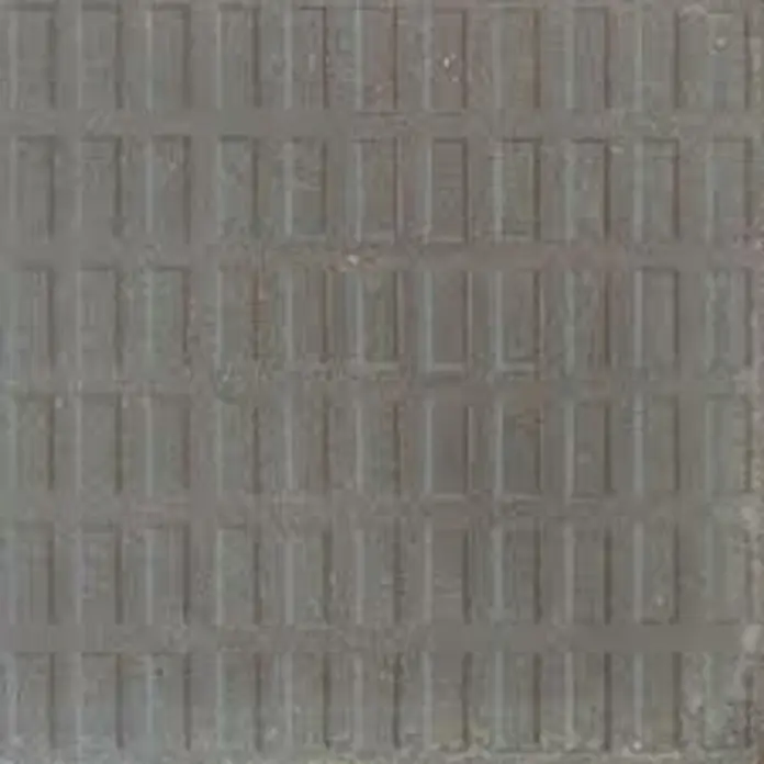 BHS Madrid Loseta de exterior Panot - Gris, Granito - Primer plano de una losa cuadrada con un patrón de rectángulos verticales.