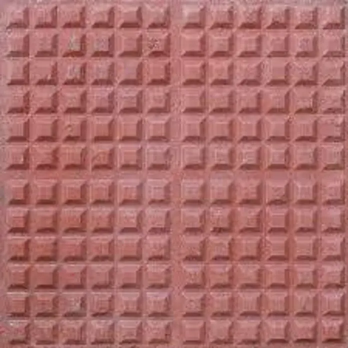 BHS Madrid Loseta de exterior Punta Diamante - Rojo, Granito - Primer plano de una baldosa de pavimento cuadrada roja con un patrón de cubos en forma de pirámide, ideal para pasarelas y patios.
