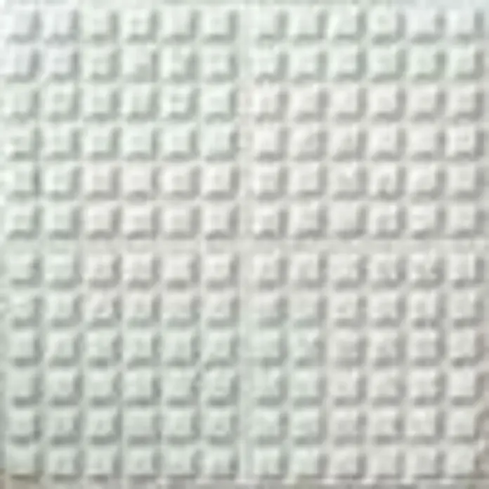 BHS Madrid Loseta de exterior Punta Diamante - Blanco, Granito - Primer plano de un patrón de gofre blanco que muestra una textura uniforme y un relieve sutil.