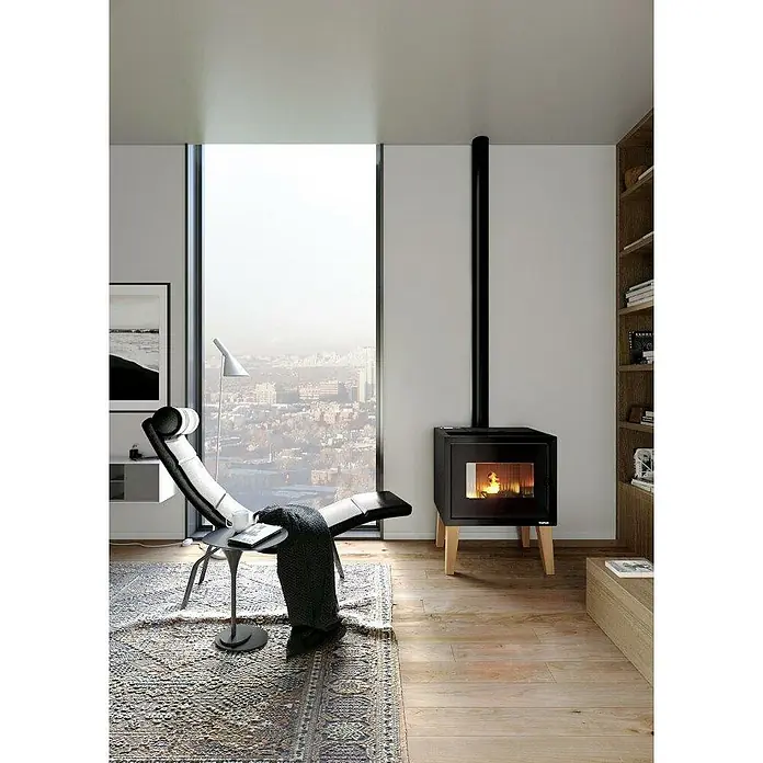 FreePoint Estufa de pellets Modo Airtight Wood con Wifi - 9,3 kW - 10,51 kW, Volumen de calefacción: 223 m³, 0,59 kg/h - 2,18 kg/h, Negro/Madera - Interior moderno con una estufa de leña elegante, que proporciona calor y un punto focal al diseño de la habitación.