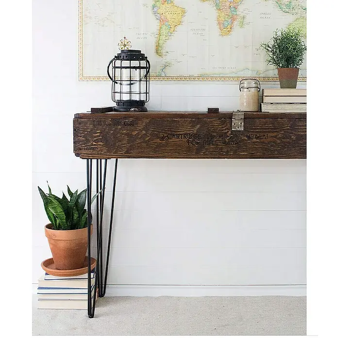 Rei Pata para muebles Tri - Ø x Al: 10 x 71 cm, Acero, Negro - Mesa consola vintage con cuerpo de madera y delicadas patas de metal. Elementos decorativos como una linterna, planta y libros realzan el ambiente acogedor.