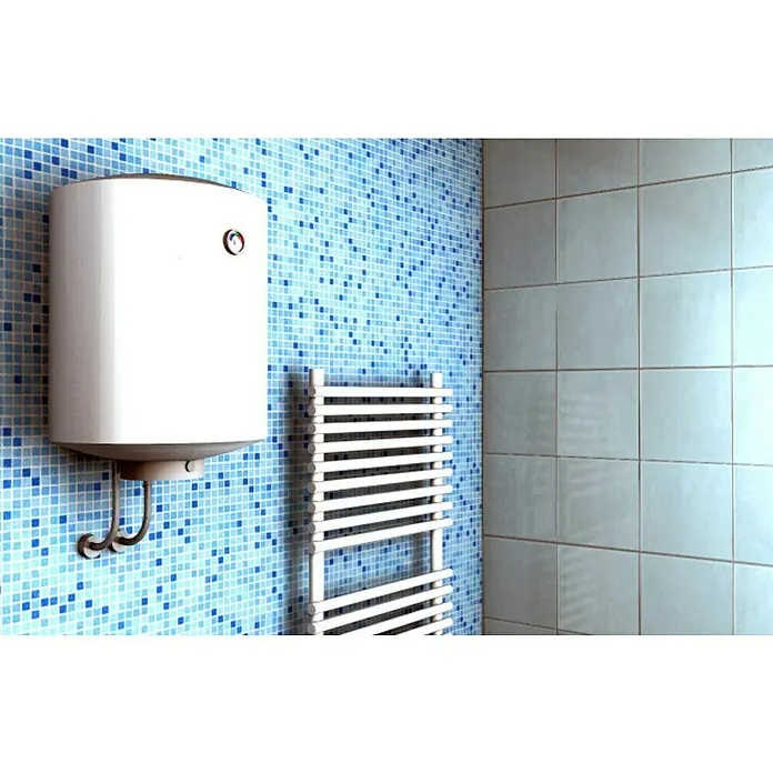 Fischer Set de tacos WL - Ø x L: 10 x 70 mm, 2 ud. - Primer plano de un calentador de agua blanco montado en la pared que cuelga de una pared con azulejos azules en un baño.