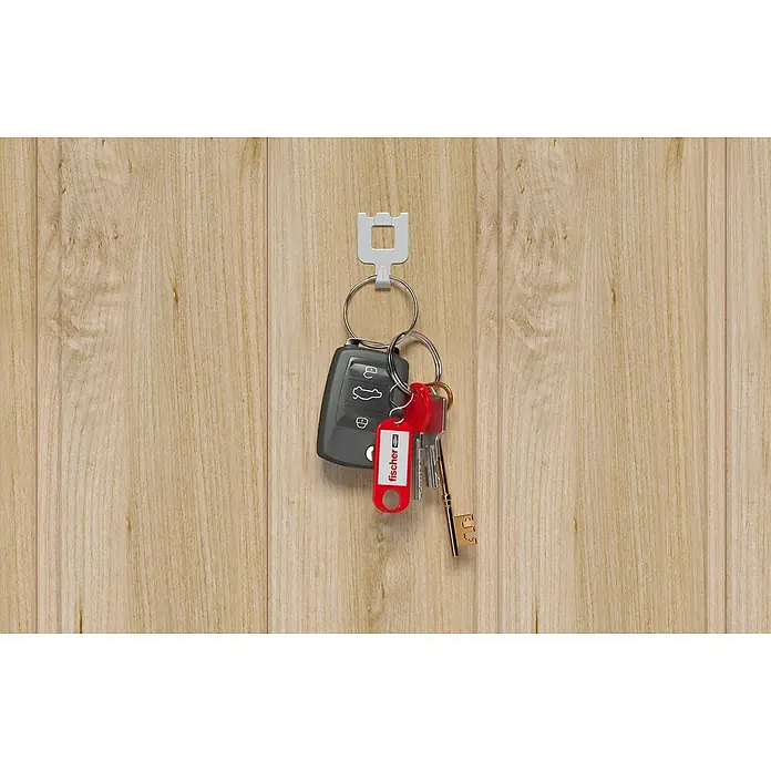 Fischer Gancho para colgar cuadros Fast & Fix - Blanco - Llavero con llave de coche, llaves de casa y un llavero Fischer colgando de un soporte de pared.