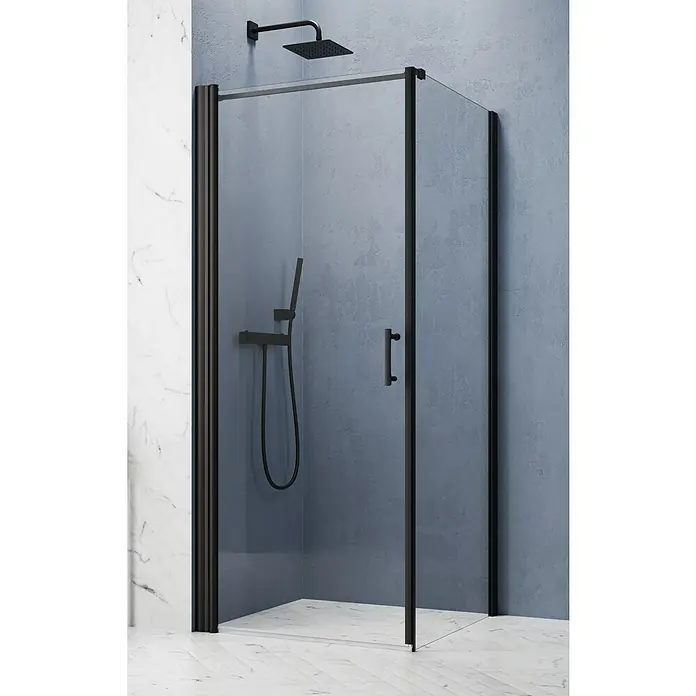 GEO Hit Pro Eckdusche B-PF100L x B x H: 100 x 100 x 202,2 cm, Beschichtet, DIN Anschlag: Links, Stärke: 6 mm, Schwarz - Nahaufnahme einer Duschkabine mit schwarzem Rahmen und Armaturen vor einem blau-grauen Wandhintergrund.