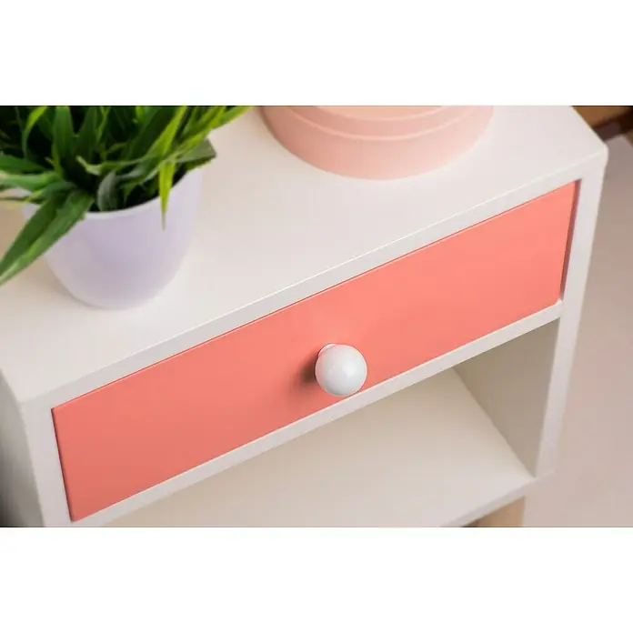 Möbelknopf - Typ Möbelgriff: Knopf, Ø x H: 25 x 26 mm, Kunststoff, Lackiert, Weiß - Nahaufnahme eines Nachttisches mit einer korallenroten Schublade und einem weißen Knopf, der moderne Akzente setzt.