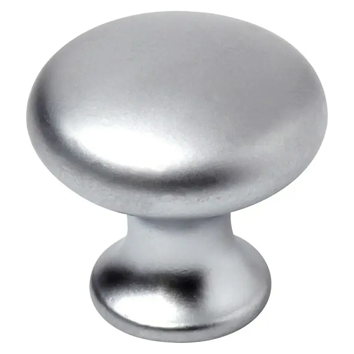 Rei Pomo para muebles 760 - Diámetro: 25 mm, Cromado, Cromo - Primer plano de un tirador de armario plateado con un diseño redondeado, sobre un fondo negro.