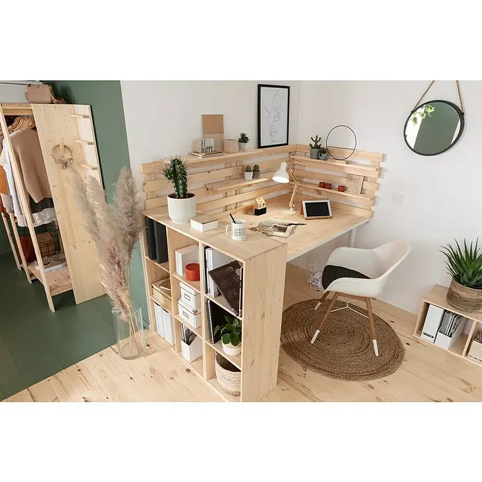Sunfun Sonja Gartensessel - Eukalyptus, Cremeweiß, Naturbraun, B x T x H: 58,2 x 61,2 x 84,5 cm - Ein helles Arbeitszimmer mit einem DIY-Schreibtisch aus Holzpaletten, einem Regal und einem Spiegel.