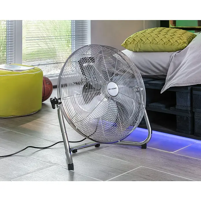 Proklima Bodenventilator - Silber, 45 cm - Ein silberner PRO KLIMA Ventilator steht auf einem grauen Fliesenboden und sorgt für eine angenehme Brise an heißen Tagen.