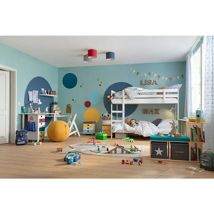 Regalux Wandboard XL4 - L x B x H: 23,5 x 118 x 3,8 cm, Weiß, Belastbarkeit: 12 kg - Kinderzimmer mit Hochbett, Schreibtisch und Spielzeug. Die Wand ist mit Kreisen und den Namen "Lisa" und "Max" dekoriert.
