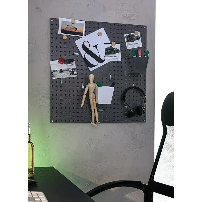Lochwand-Set - 60 x 60 cm, 2 Stk. - Eine graue Lochwand mit Fotos, Notizen, einem "&"-Zeichen, einer Holzfigur, Kopfhörern und Stiften, die an einer grauen Wand hängt.