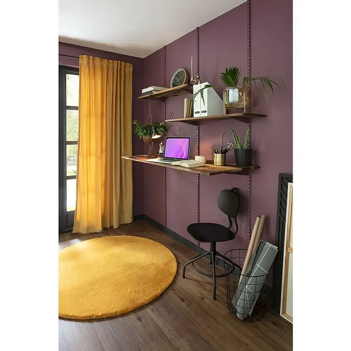 Schlaufenschal Magnum - B x H: 135 x 245 cm, 100 % Polyester, Senf - Einrichtungsidee für ein modernes Heimbüro mit einem rustikalen Wandregalsystem, das als Schreibtisch und Ablagefläche dient, kombiniert mit gelben Akzenten.