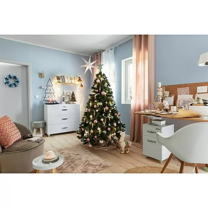LED-Lichterschweif - Außen, 190 cm, Warmweiß, Netzbetrieben - Ein voll geschmückter Weihnachtsbaum mit rosa, blauen und silbernen Kugeln und leuchtenden Lichtern in einem festlichen Raum.