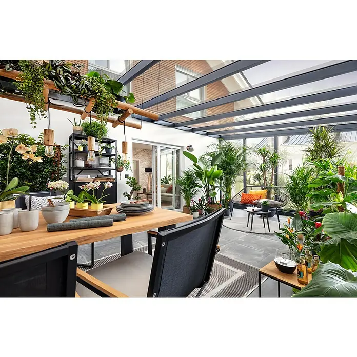 Alfombra de pelo Happy - Plateado, Diámetro: 120 cm, 100 % poliéster (pelo / felpa) - Invernadero soleado con mesa de madera, sillas y vegetación exuberante, creando un ambiente natural y relajante dentro de la casa.