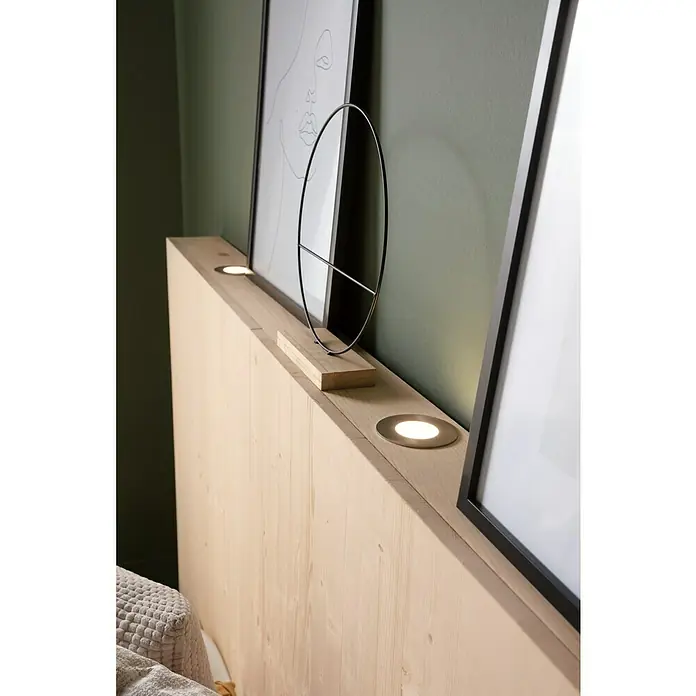Tween Light LED-Einbauleuchten-Set - 9 W, Nickel matt, Warmweiß - Nahaufnahme eines Nachttisches aus Holz mit eingelassenen Leuchten und minimalistischen Dekorationen, die eine gemütliche Atmosphäre schaffen.