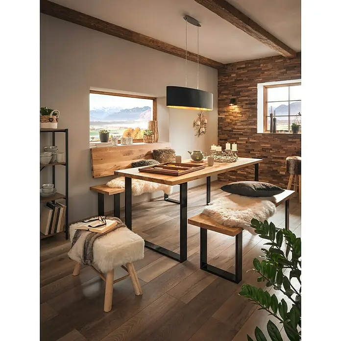 Lammfell - Beige, Länge: 90 cm, 100 % Echtfell - Esszimmer mit Holztisch, Bänken mit Schaffellauflagen, Stuhl mit Fellbezug und Hängelampe. Warme, einladende Atmosphäre.