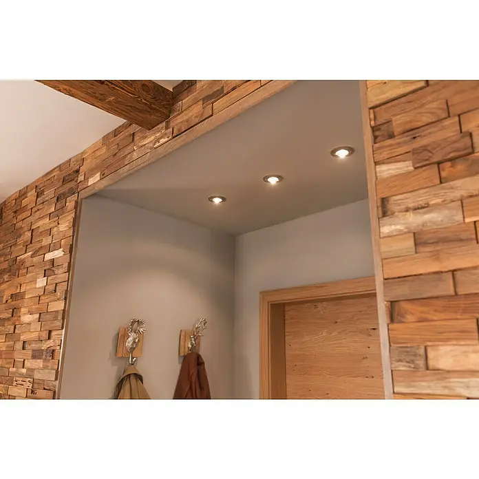 Indo Wandpaneel 3D Wall Nature - Teak, 500 x 200 x 10 mm - Einladender Flur mit Holzpaneelen und eingelassenen Strahlern, die ein warmes Licht spenden. Moderne und natürliche Elemente vereint.