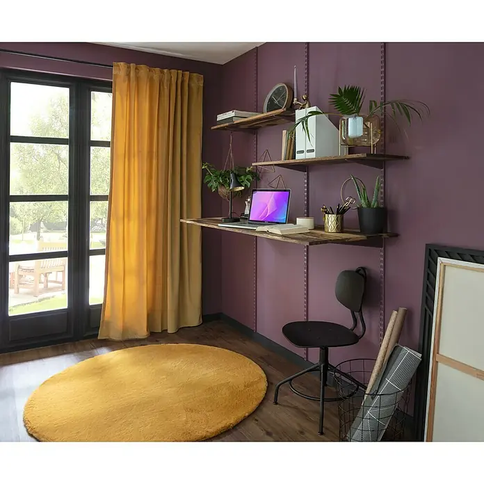 Fellteppich Happy - Gelb, Durchmesser: 120 cm, 100 % Polyester (Flor) - Büro mit Holzregalen, Schreibtisch und einem schwarzen Drehstuhl. Gelber Teppich und Vorhänge sorgen für Farbakzente.