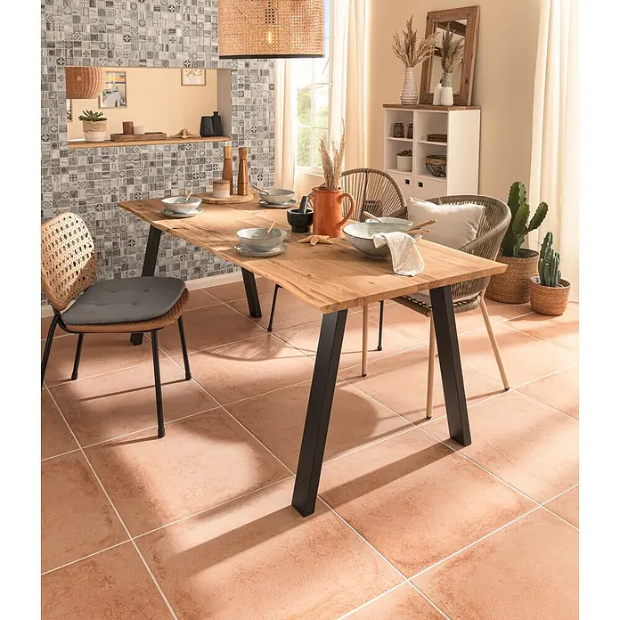 Tischplatte mit WaldkanteEiche, 250 x 100 x 4 cm - Ein einladendes Esszimmer mit einem rustikalen Holztisch und passenden Stühlen, dekoriert mit natürlichen Elementen für eine warme Atmosphäre.