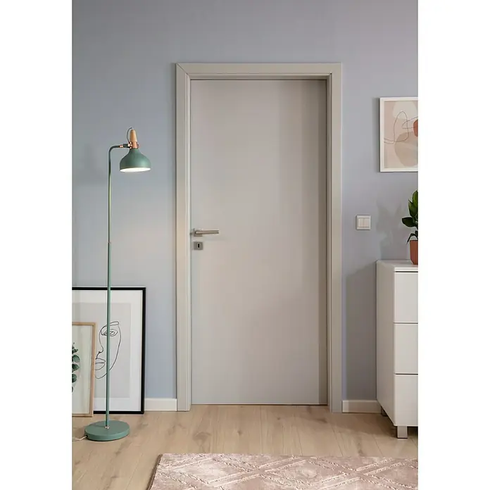 SCHÖNER WOHNEN-Farbe Wandfarbe Designfarbe - Klares Eisblau, Matt, 2,5 l, Konservierungsmittelfrei - Ein modernes Interieur mit einer glatten, hellgrauen Tür, die sich nahtlos in die blassblauen Wände einfügt und ein Gefühl von Ruhe ausstrahlt.