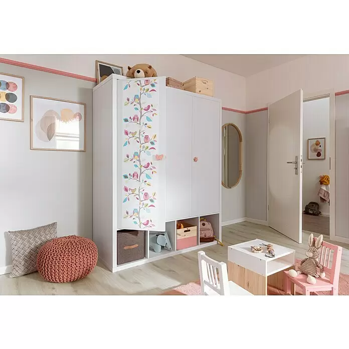 A.S. Création Designpanel pop.up - Eulen, Bunt, 35 cm x 2,5 m - Weißer Kinderkleiderschrank mit buntem Eulen- und Vogelbaum-Design an der Tür und offenen Ablagefächern unten.