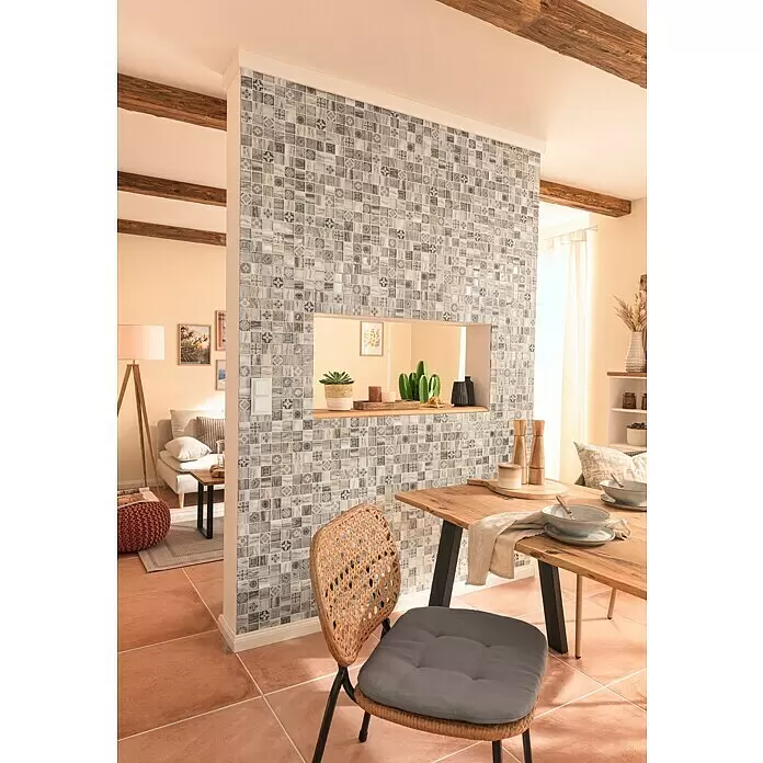 Mosaikfliese Quadrat Crystal XCM WOOD 100 - 30 x 30 cm, Beige, Glänzend - Grau-weiß gemusterte Mosaikfliesen an einer Raumteilerwand, mit kleinen Quadraten in Holzoptik und geometrischen Mustern.