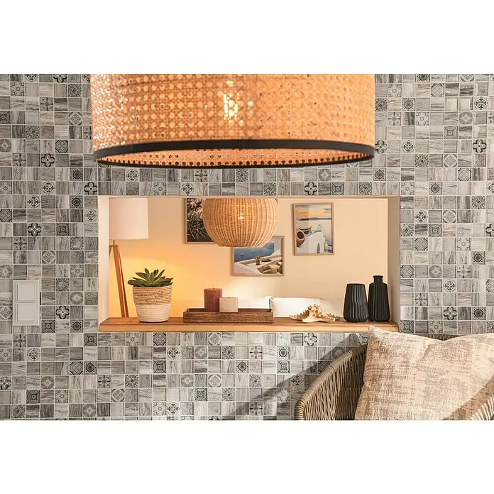 Mosaikfliese Quadrat Crystal XCM WOOD 100 - 30 x 30 cm, Beige, Glänzend - Einrichtung mit Fokus auf eine Mosaikwand mit quadratischen Fliesen, ergänzt durch natürliche Beleuchtung und dekorative Elemente.
