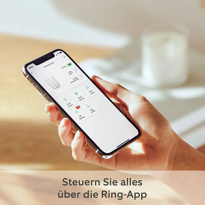 Ring Alarm Sicherheit Starter-Paket 5-teilig 2. Gen. - Smarte Steuerung: Ring App - Ein Smartphone zeigt die Ring-App, mit der Sie Ihr Smart-Home-System steuern können. Die App bietet Funktionen wie Benachrichtigungen.
