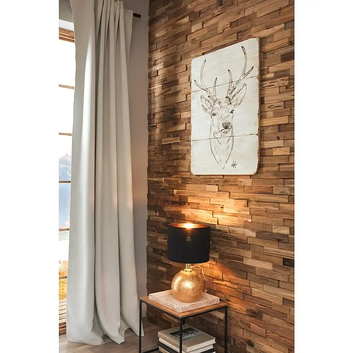 Tween Light Tischleuchte Gala - 40 W, Schwarz/Gold, G9 - Elegante Dekoration mit Holzpaneelwand, Hirschbild und goldener Lampe auf kleinem Tisch, ergänzt durch sanfte Vorhänge für ein stilvolles Ambiente.