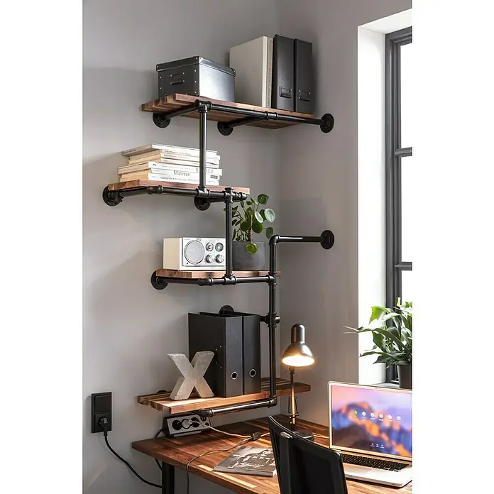Walteco Rusticline Flanschplatte RT-1 - Durchmesser: 85 mm, Stahl, Schwarz - Regal mit Holzregalen und schwarzen Metallrohren. Dekorative Elemente und ein Laptop sind auf den Regalen platziert.