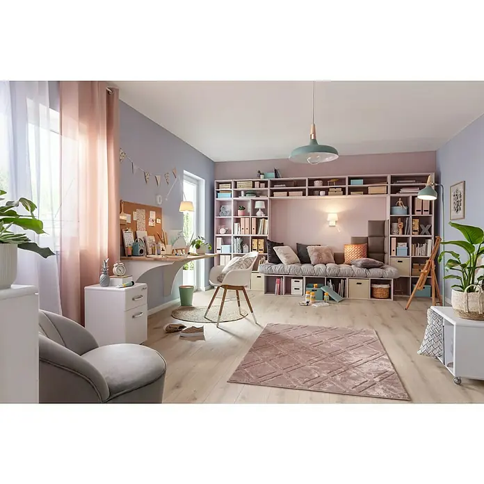 Kayoom Kurzflorteppich Monroe III - Rosa, 150 x 80 cm, 100 % Polyester - Einladendes Jugendzimmer mit maßgefertigten Regalen, gemütlicher Sitzecke und hellem Arbeitsbereich, ideal zum Lernen und Entspannen.