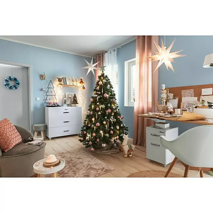 Elbersdrucke Ösenschal Lino - Rosa, 140 x 255 cm, 100 % Polyester - Festlich dekoriertes hellblaues Weihnachtszimmer mit glitzerndem Baum, rosa, blauen, silbernen Kugeln und leuchtenden Sternlampen.
