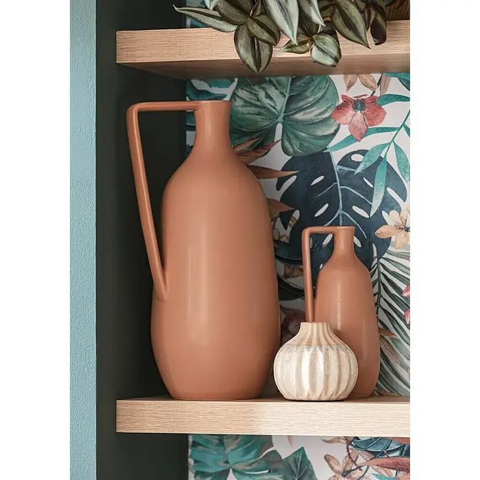 Rasch Vliestapete Nature - Bunt, Floral, 10,05 x 0,53 m - Dekorative Tonkrüge auf einem Regal vor einem tropischen Hintergrund, die ein warmes und einladendes Ambiente schaffen.
