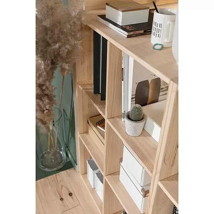 Astigarraga Dinamic Holzregal - H x B x T: 105,4 x 70,8 x 33 cm, Traglast pro Boden: 50 kg, Anzahl Böden: 4 Stk., Schrauben, Natur - Helles Holzregal mit Büchern, Dekoartikeln und Boxen, auf einem Holzboden platziert.