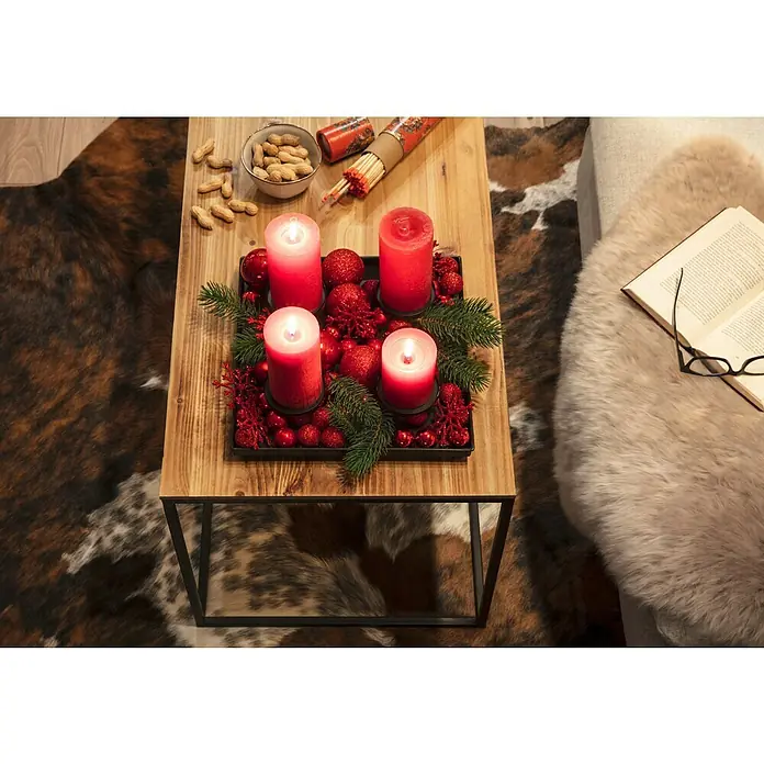Esbeco Kuhfell - Exotisch Dunkel, 100 % Echtfell - Adventsgesteck mit vier roten Kerzen, roten Kugeln und Tannenzweigen auf einem Holztisch. Gemütliche Weihnachtsdekoration.