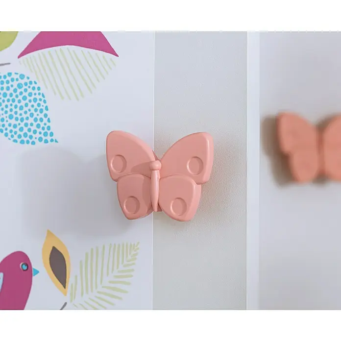 Häfele Pomo infantil para mueble - Botón, Ø x Al: 70 x 53 mm, Pink, Mariposa - Pomo rosa de mariposa en un armario para habitación infantil con diseños de plantas y pájaros, que añade un toque lúdico al espacio.